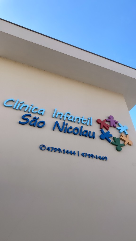 Placa e identidade visual da Clínica Infantil São Nicolau